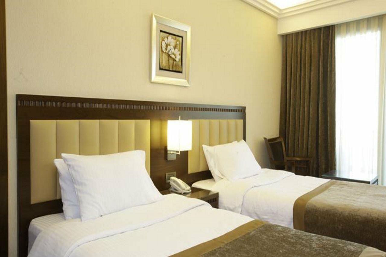 Lancaster Suites Raouche Bejrút Kültér fotó